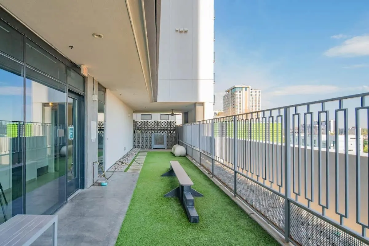 Detailed 2Bd, Highrise Dt, Pool, Gym, Parking, Sleeps 8 Apartment Phoenix